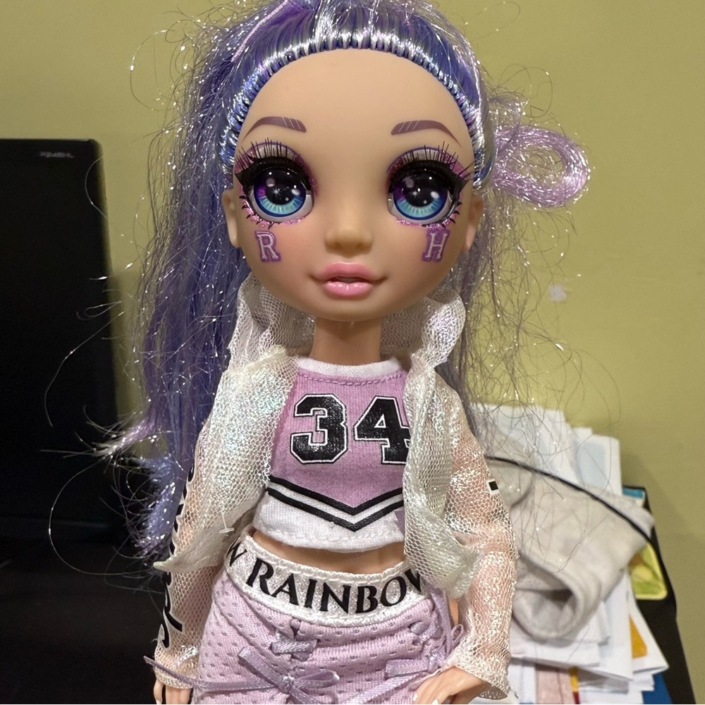 Rainbow High Cheer Violet Willow Fashion Doll – Purple Hair, Great Condition - Picture 9 of 11